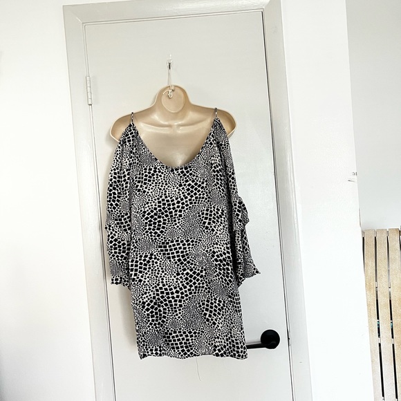 ⭐️Bogo ⭐️ 🍓 Parker XS cold shoulder black white silk mini dress - Picture 5 of 15